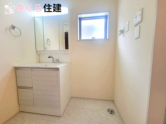 千渡第8期　6号棟の独立洗面台|三面化粧台は鏡の裏側までたっぷり収納できます◎