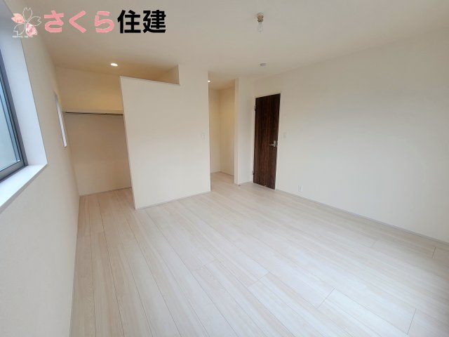 千渡第8期　6号棟の洋室|２階　８帖の洋室。各居室に収納を完備◎