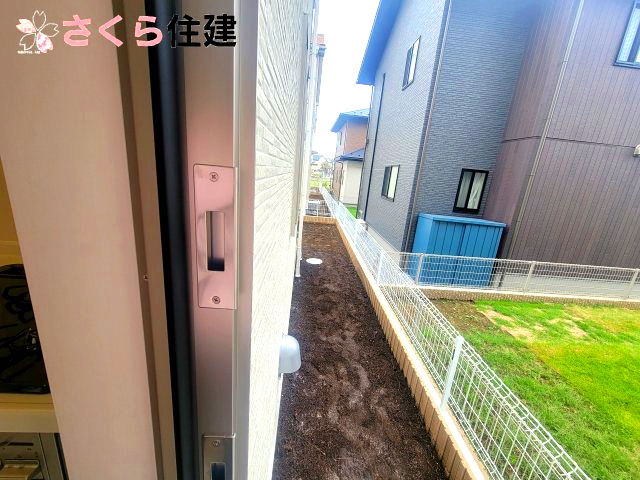 千渡第8期　6号棟の庭|勝手口の外にはゴミ箱などを置いておけるスペースがあります◎