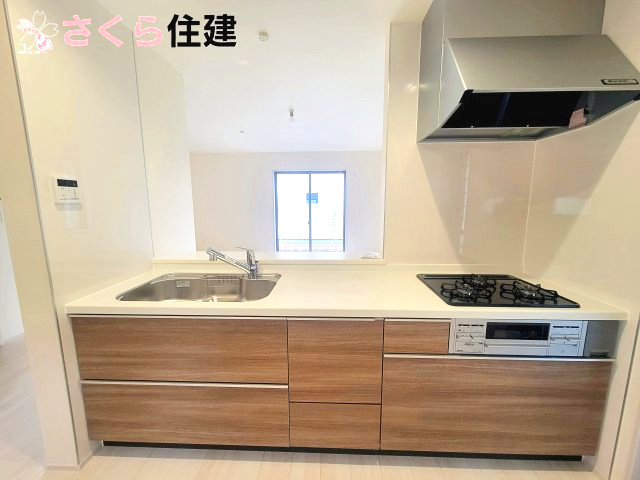 千渡第8期　6号棟のキッチン|対面式システムキッチン。浄水付き水栓、３口コンロ◎