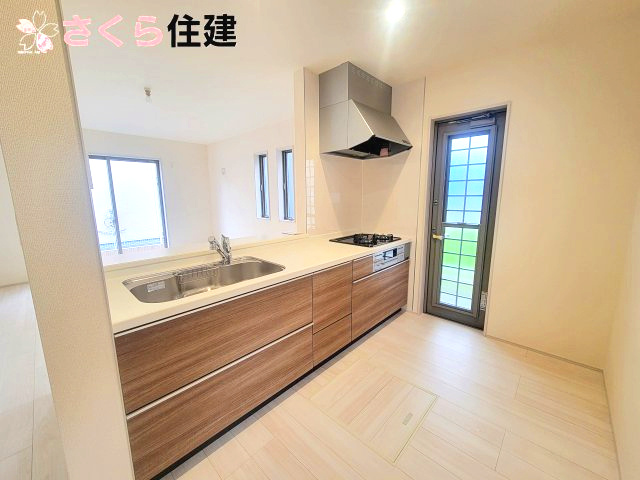 千渡第8期　6号棟のキッチン|ゴミ出しなどに大変便利な勝手口があります◎