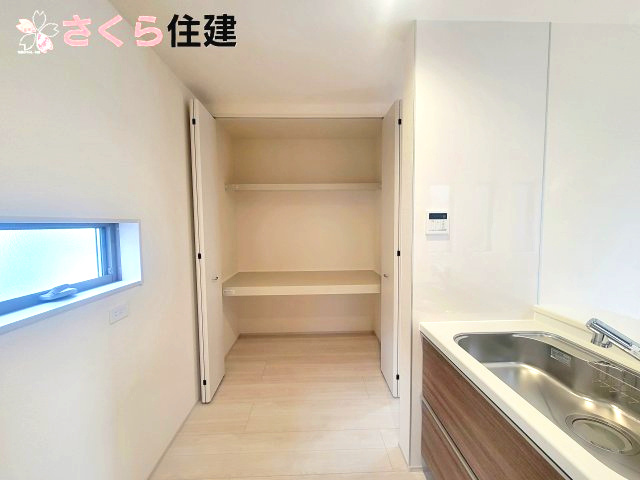 千渡第8期　6号棟のキッチン|キッチンの横には大容量の収納あり◎食材や日用品のストック収納としてご活用いただけます。