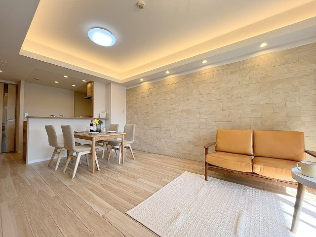 エフローレ新三郷216の居間・リビング|アクセントクロス・ライトがオシャレなリビングです