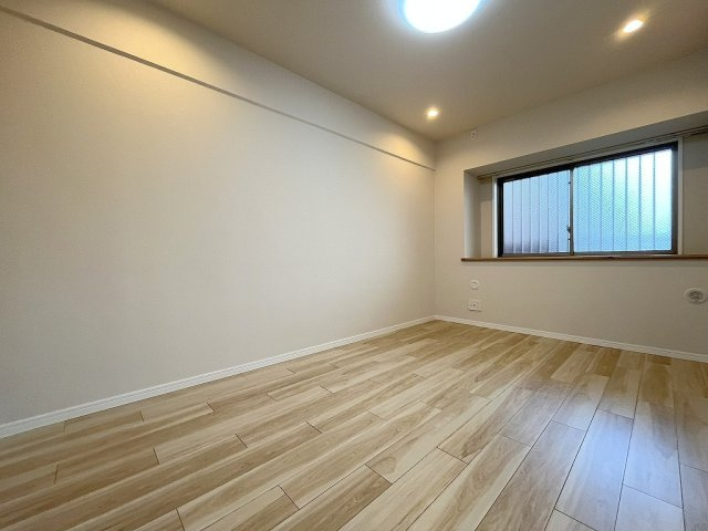 エフローレ新三郷216の洋室|北側の6.5帖の洋室