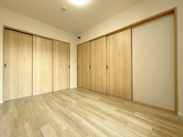 エフローレ新三郷216の洋室|リビング横の洋室6.4帖