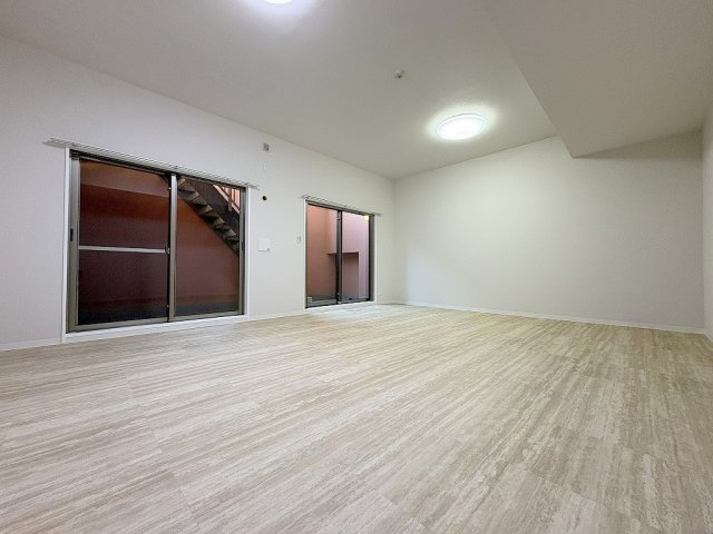 エフローレ新三郷216のバルコニー|南向きの日当たり良好なバルコニー