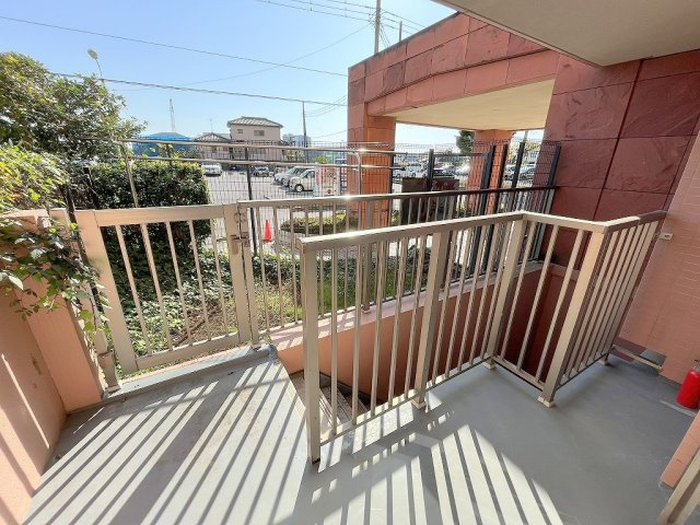 エフローレ新三郷216の玄関|玄関から見た室内写真です