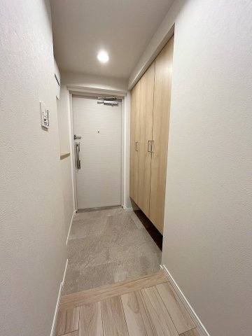 エフローレ新三郷216の玄関|トールタイプのシューズボックスでたっぷり収納出来ます