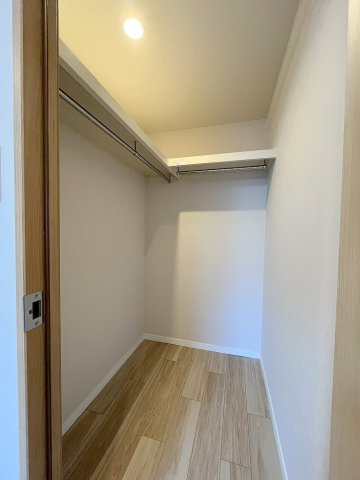 エフローレ新三郷216の収納|季節物の大物家電の収納にも便利ウォークインクローゼット