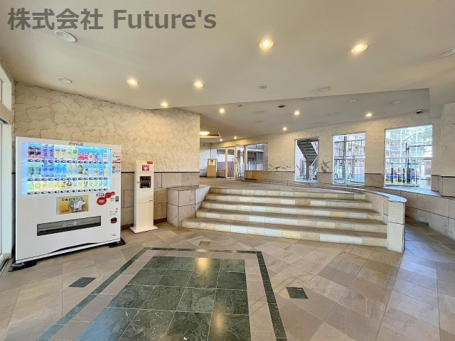 エフローレ新三郷216のロビー|ロビーには自販機もあり嬉しいですね