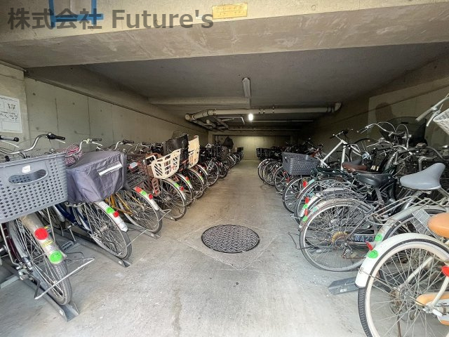 エフローレ新三郷216の駐車場|屋根付き駐輪場（要空き・料金確認）