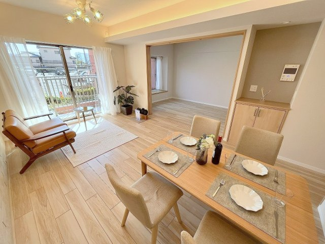 エフローレ新三郷216の居間・リビング|南向きに窓が広がり明るい陽光降り注ぐリビングです