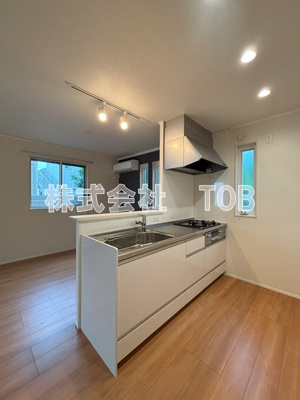 【キッチン】 | 北野4丁目戸建賃貸住宅 | 3口ガスコンロ　グリル付き