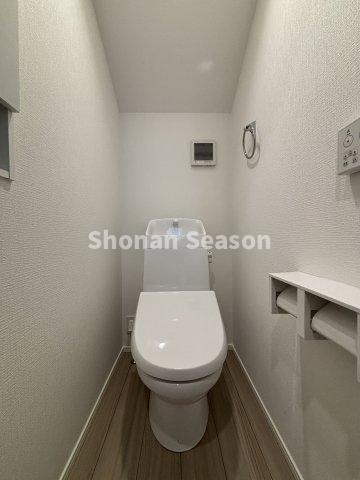 【トイレ】 | 汚れもサッと拭けて清潔感をキープしやすい一体型のトイレです。