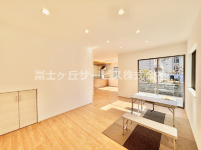 【居間・リビング】 | 沼津市本郷町 新築一戸建て | 19.7帖のリビングダイニングです