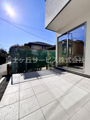 【庭】 | 沼津市本郷町 新築一戸建て | 南にひらけたタイル敷きの中庭スペースです
