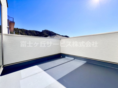 【バルコニー】 | 沼津市本郷町 新築一戸建て | 外からの目が気にならないバルコニーで洗濯物が干せます
