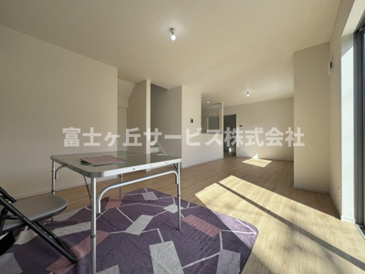 【居間・リビング】 | 焼津市三ケ名 13期 新築一戸建て | リビングダイニングです