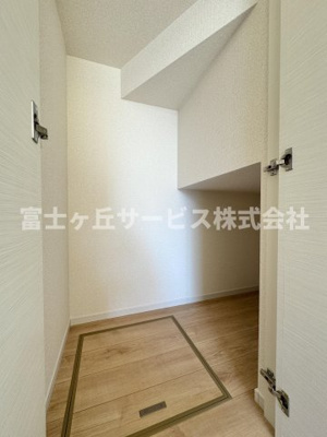 【収納】 | 焼津市三ケ名 13期 新築一戸建て | リビングにある階段下収納です