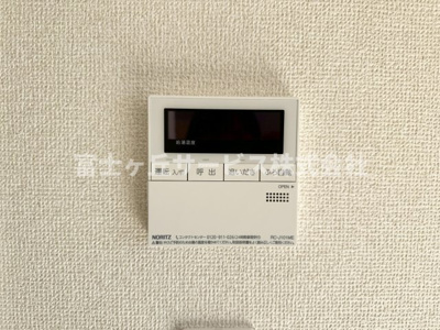 【発電・温水設備】 | 焼津市三ケ名 13期 新築一戸建て | リビングからも操作ができて便利です