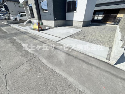 【駐車場】 | 焼津市三ケ名 13期 新築一戸建て | 車種により3台駐車可能です