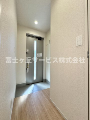 【玄関】 | 焼津市三ケ名 13期 新築一戸建て | 収納もある玄関です