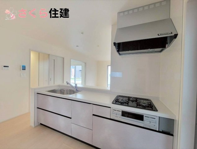 千渡第8期　5号棟のキッチン|対面式システムキッチンは3口コンロで家事効率アップ♪水栓はお掃除の際に役立つホースタイプです◎