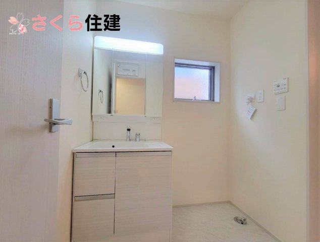 千渡第8期　5号棟の独立洗面台|三面鏡洗面台は鏡の裏側が全て収納になっています◎