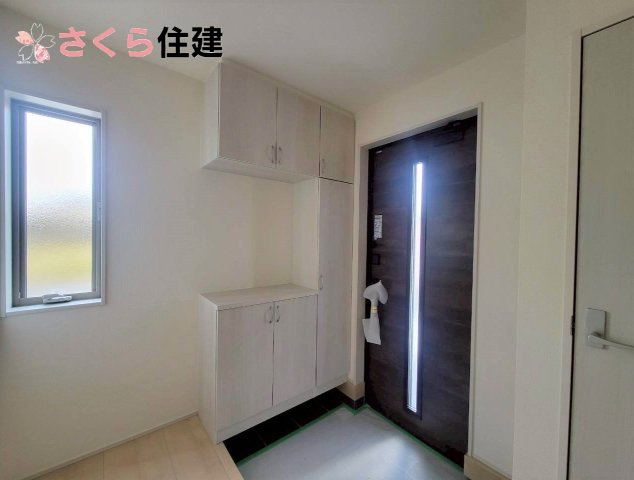 千渡第8期　5号棟の玄関|天井まである玄関収納で家族全員分の靴も収納が可能です◎