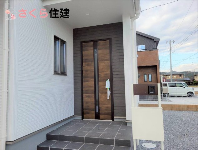 千渡第8期　5号棟の玄関|モニター付きインターフォンとポストが一体となった外構です。