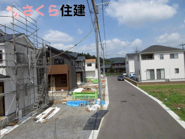 千渡第8期　5号棟の前面道路含む現地写真|全面道路は6ｍあり駐車も安心♪