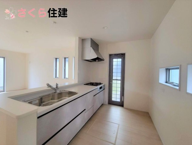 千渡第8期　5号棟のキッチン|キッチンは勝手口があり、ゴミ出しなどの際に助かります♪