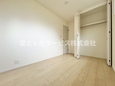 【洋室】 | 静岡市葵区瀬名中央2丁目 新築一戸建て 1号棟 | リビングの奥にあるストレージルームです