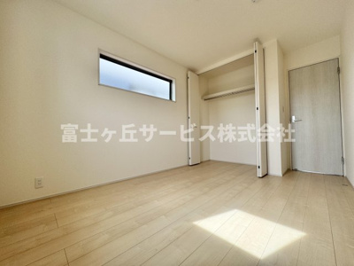 【洋室】 | 静岡市葵区瀬名中央2丁目 新築一戸建て 1号棟 | 収納もある洋室です