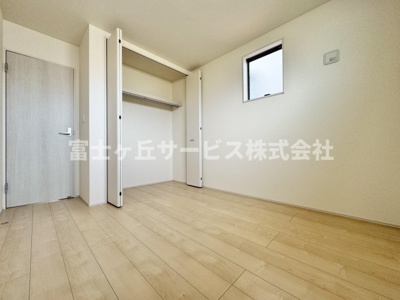 【洋室】 | 静岡市葵区瀬名中央2丁目 新築一戸建て 1号棟 | 収納もある洋室です