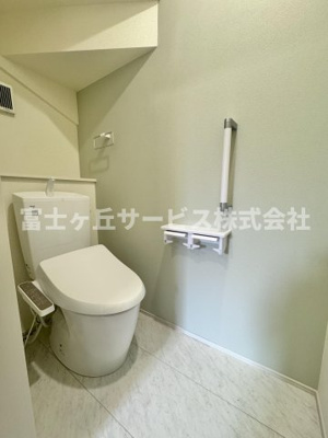 【トイレ】 | 静岡市葵区瀬名中央2丁目 新築一戸建て 1号棟 | 1Fトイレです
2Fにも同タイプのトイレがあります