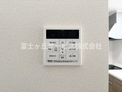 【発電・温水設備】 | 静岡市葵区瀬名中央2丁目 新築一戸建て 1号棟 | リビングからも操作ができて便利です