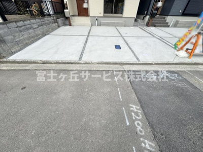 【駐車場】 | 静岡市葵区瀬名中央2丁目 新築一戸建て 1号棟 | 車種により2台駐車可能です