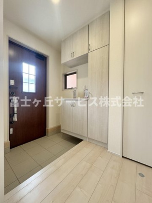【玄関】 | 静岡市葵区瀬名中央2丁目 新築一戸建て 1号棟 | 収納もある玄関です
