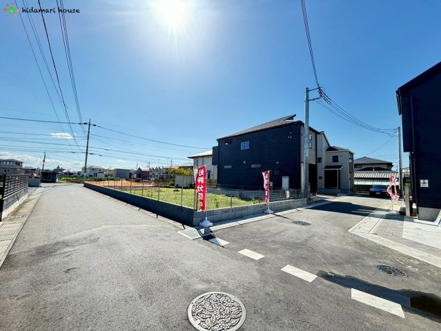 上尾市久保　新築戸建　ブルーミングガーデン01の前面道路含む現地写真