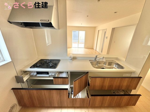 リーブルガーデン宇都宮今宮第5　　3号棟のキッチン|キッチン下収納は奥まで引き出せるので、大きく屈まなくても楽に必要なものがパッと取り出せます！
