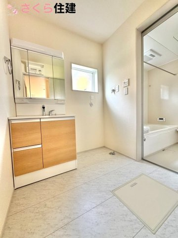 リーブルガーデン宇都宮今宮第5　　3号棟の独立洗面台|ゆとりある広さの洗面所。両サイド収納の洗面台で、二人ならんで同時の身支度もスムーズです。