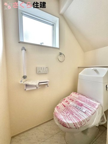 リーブルガーデン宇都宮今宮第5　　3号棟のトイレ|トイレは各階完備。夜、トイレに起きても、2階の寝室から1階のトイレに降りる必要はありません。