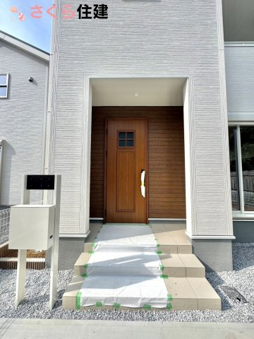 リーブルガーデン宇都宮今宮第5　　3号棟の玄関|玄関扉はスマートキー対応で、両手に荷物があっても楽に簡単開け閉め！もちろんモニター付きインターホン！