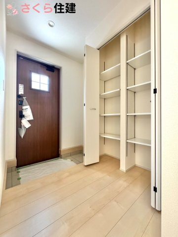 リーブルガーデン宇都宮今宮第5　　3号棟の玄関|玄関がいつも片づく大型シューズボックス。お子様の靴のサイズが大きくなっていっても安心の広々スペース！