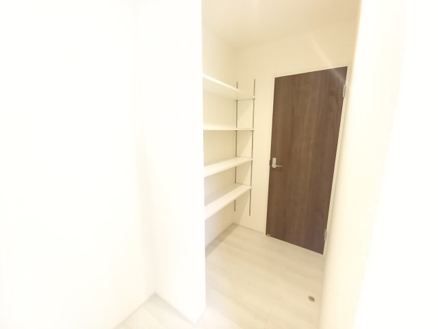 那珂市瓜連　4期の収納|キッチン後ろのパントリーには、備蓄品や非常食のストックなどすっきり収納していただけます