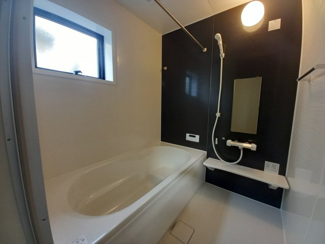 那珂市瓜連　4期の浴室|足が伸ばせる浴槽で、一日の疲れを癒してください～！リラックスタイムを～