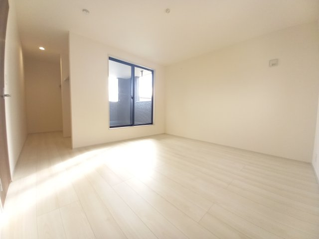 那珂市瓜連　4期の洋室|バルコニーに面した明るい洋室です。採光・通風が良く毎朝気持ち良く起床ができ・・日中も日差しが降り注ぐ～暖かいお部屋です