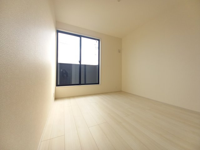 那珂市瓜連　4期の洋室|バルコニーに面したお部屋は照明を点ける時間が少なくて済むので省エネに繋がります。