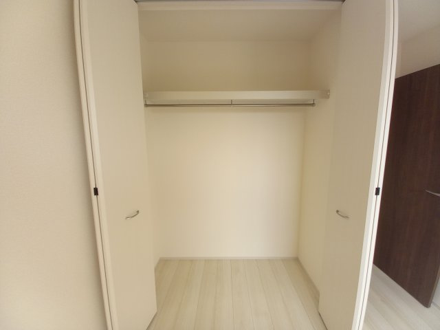 那珂市瓜連　4期の収納|衣類だけでなく、小物も上の棚に収納できて大変便利です！